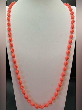 VINTAGE SARAH COVENTRY CORAL PLASTIC BEADED NECKLACE 1970’S